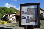 13 Reggetto di Vedesta , segnaletica nella piazzetta con vista in Corno Zuccone